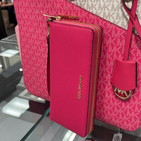 MICHAEL KORS
Leather Continental Wristlet Phone Case Wallet 
Electric Pink 
NWT - Picture 8 of 16
